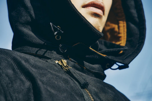 「素材が主役の一着 ― ジャギーデッキクロス中綿ジャケット」